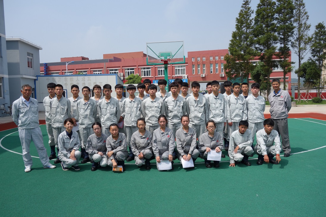 常石造船海外集團(tuán)公司的常石集團(tuán)(舟山)造船有限公司,給岱山縣職業(yè)技術(shù)學(xué)校常石分校12名優(yōu)秀學(xué)生頒發(fā)常石獎(jiǎng)學(xué)金